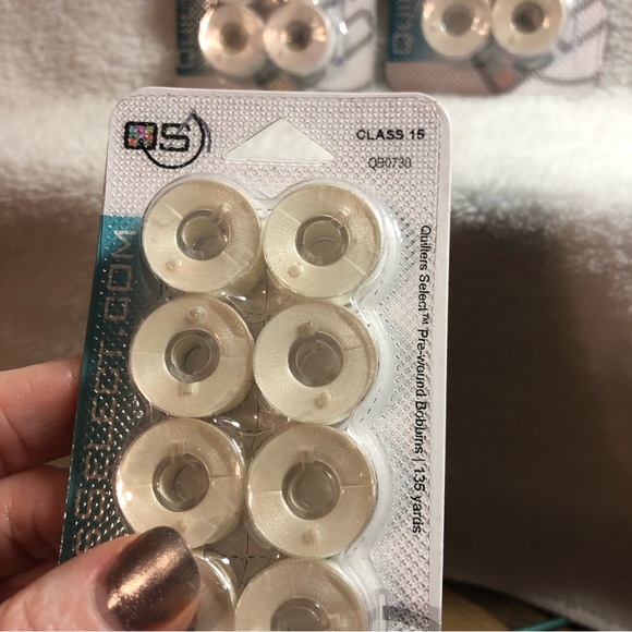 Quilters Select Class 15 pre wound bobbins para-cotton poly 80 wt white - Picture 3 of 6